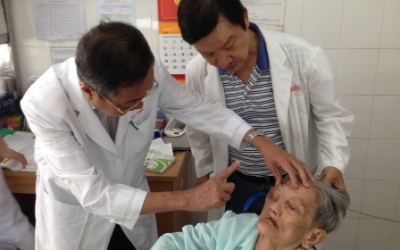 Mổ khối u nhầy, cứu mẹ Việt Nam anh hùng hơn 100 tuổi