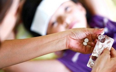 Cho cháu uống thuốc hạ sốt, bà ngoại lấy nhầm... thuốc chuột