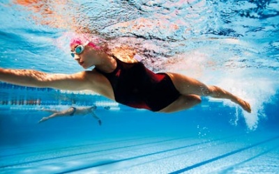 Đau đầu do đi bơi là bị làm sao?