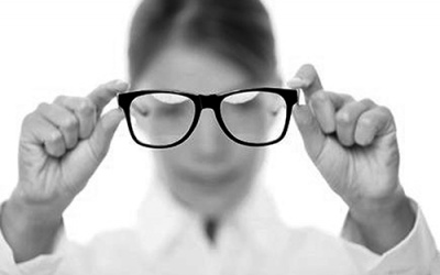 Mỏi mắt, nước mắt giàn dụa vì đeo kính cũ