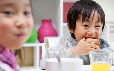 Đừng để trẻ hụt hơi vì thể thao!