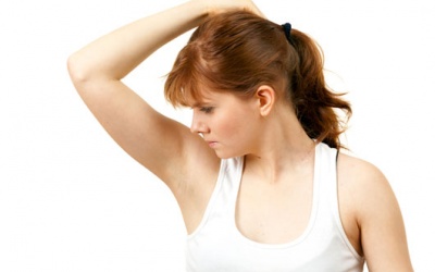 Mẹo trị mồ hôi nách ngày hè cho chị em
