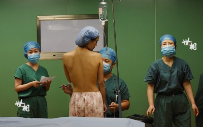 Cận cảnh ca phẫu thuật nâng ngực của một nữ người mẫu