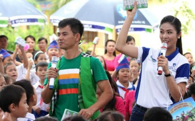 Xuân Bắc và Ngọc Hân mang sự ngọt ngào tới trẻ em nghèo Việt Nam