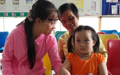 Nhìn rõ mặt con thơ nhờ giác mạc hiến tặng