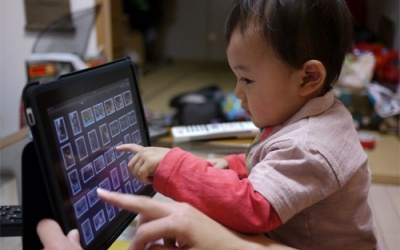 Trẻ bao nhiêu tuổi mới nên cho dùng điện thoại?