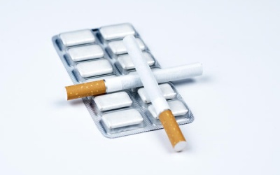 Cai thuốc lá bằng kẹo cao su nicotine có hại gì không?