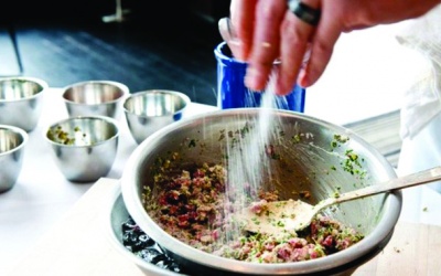 Vì sao bột ngọt gây tê mỏi, chóng mặt sau khi ăn?