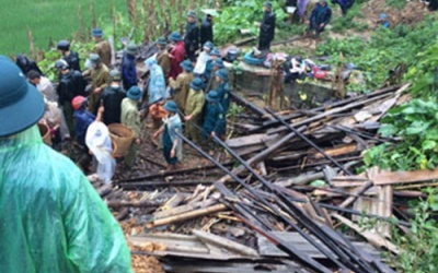 Nửa quả đồi sạt vùi gia đình 10 người ở Cao Bằng