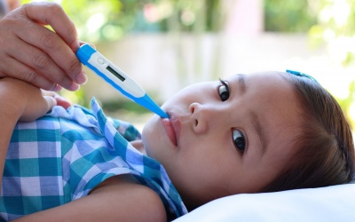 Xử trí thế nào khi trẻ bị sốt?