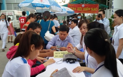 Gần 500 y bác sỹ hiến máu cứu người