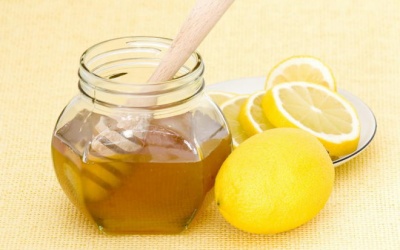 Sau sinh có nên uống nước chanh mật ong để giảm cân?