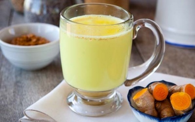 7 lợi ích khi uống sữa kèm bột nghệ