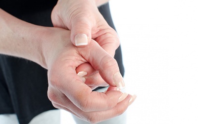 Vì sao tay phù như nải chuối?