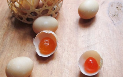 Cách làm trứng muối tại nhà cực đơn giản