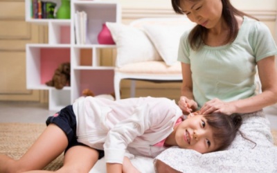 Lấy ráy tai cho trẻ - nên hay không nên?