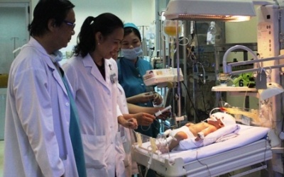 Tập trung các bác sỹ giỏi nhất để cứu bé trai bị dâm xuyên não