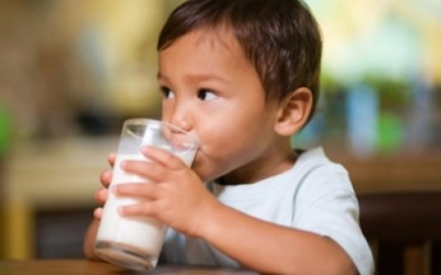 Uống sữa buổi tối: Nguyên nhân gây sâu răng ở trẻ