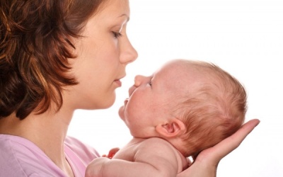 Con khỏe mạnh nhờ mẹ chăm hút mũi