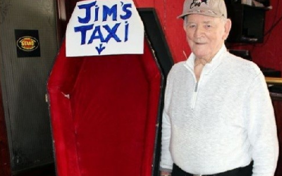 Cụ ông tổ chức tiệc tùng vui vẻ trước khi chết