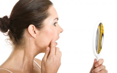 Tại sao mặt bị mọc mụn khi uống thuốc tránh thai?