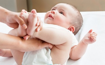 Tại sao chữa hăm cho trẻ sơ sinh không được dùng phấn rôm?