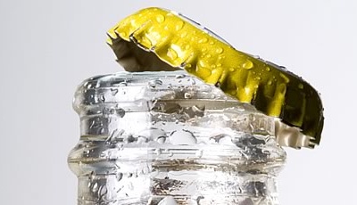 Video: 11 cách mở nắp chai với đồ dùng trong túi xách