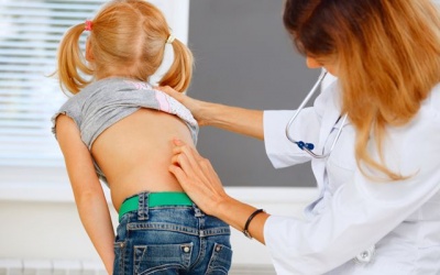 Cách chữa cong vẹo cột sống cho bé gái?