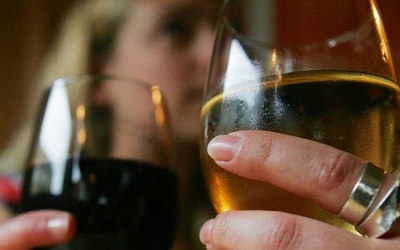 Rượu phòng bệnh tim nhưng làm tăng nguy cơ ung thư
