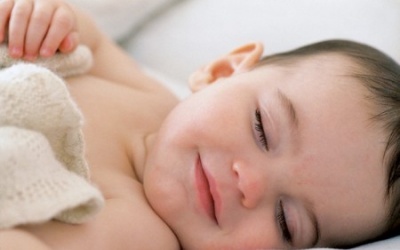 Có nên cắt lông mi cho trẻ sơ sinh?