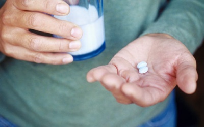 Vì sao không nên uống thuốc kháng sinh với sữa?