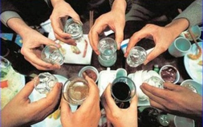 Mắt mờ do uống rượu bia nhiều