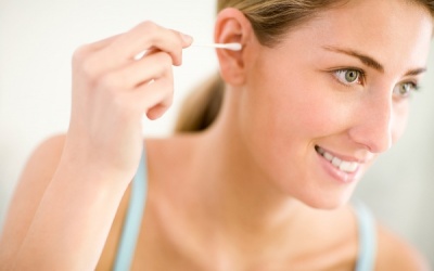 Dễ bệnh vì lấy ráy tai không đúng cách