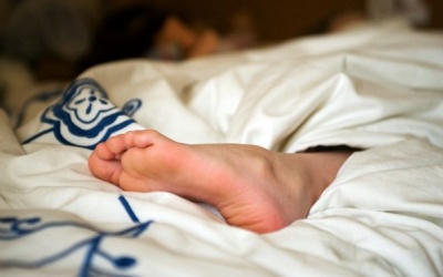 Video: Muốn ngủ ngon, hãy thò một chân ra ngoài!