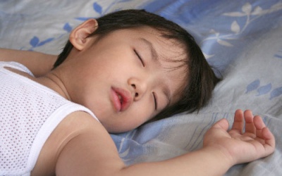 Bé bị lạnh chân tay, ra mồ hôi nhiều là bệnh gì?