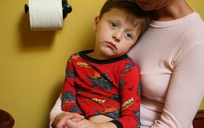 Bé bị tiêu chảy vì uống thuốc kháng sinh để trị viêm họng