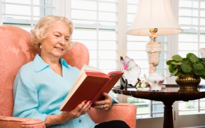 Lợi ích của việc đọc sách với người già