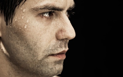 Mồ hôi đầu chảy thành dòng chữa như thế nào?