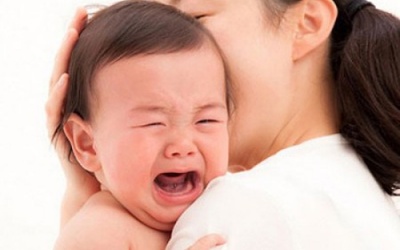 Trẻ giật mình khóc đêm là bệnh gì?