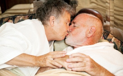 “Chuyện ấy” tuổi xế chiều: Chớ để hỏng vì… khô hạn