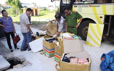 2 tạ sụn gà thối trên xe giường nằm chờ nhập về quán nhậu