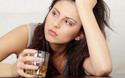 Uống rượu bia gây khô âm đạo?