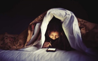 Ngực chảy xệ, mụn đầy mặt vì thói quen xấu ban đêm