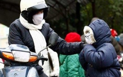 Người dân Thủ đô co ro trong mưa rét đầu mùa