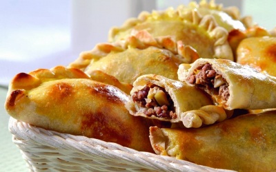 Nếm thử bánh gối nhân thịt bò Argentina giữa lòng Hà Nội