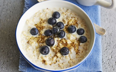 Mùa lạnh, dụ trẻ ăn sáng với cháo yến mạch thơm ngon