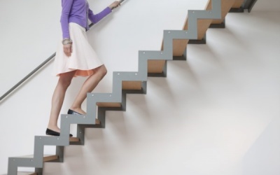 Đầu gối đau và phát tiếng kêu khi lên cầu thang là bệnh gì?