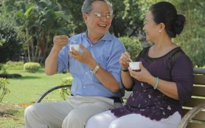 Người già hay bị táo bón có nên ăn sữa chua bổ sung probiotics?