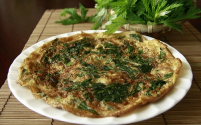 Ai không được ăn trứng gà ngải cứu?