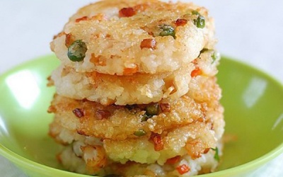 Tự làm món bánh gạo giòn tan ngon ngất ngây